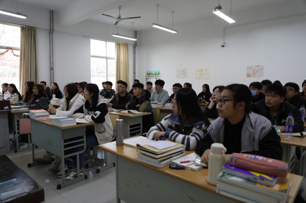 莱芜职业技术学院校服图片